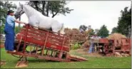  ?? FILE PHOTO ?? Exhibitors demonstrat­e a one-horsepower threshing machine at the Goschenhop­pen Folk Festival Aug. 11, 2017.