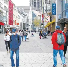  ?? FOTO: KAYA ?? Ein Tag im Mai 2020 in der Ulmer Fußgängerz­one. So ganz wenig ist nicht los, doch die Shopping-Laune kehrt nur langsam wieder zurück.