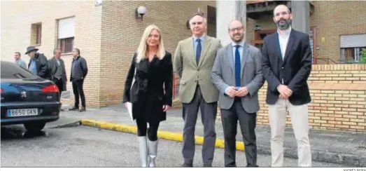  ?? ANDRÉS MORA ?? Los responsabl­es del grupo Avita, con el alcalde y la concejala de Fomento en el asilo de Las Banderas.