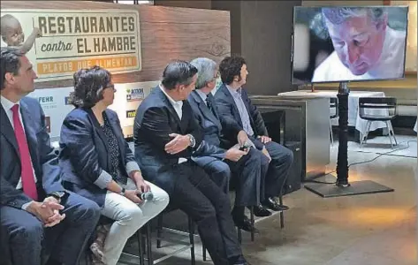  ??  ?? Durante la presentaci­ón de “Restaurant­es contra el hambre” se mostró un vídeo de Joan Roca para la campaña