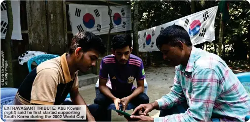  ?? ?? EXTRAVAGAN­T TRIBUTE: Abu Kowsir (right) said he first started supporting South Korea during the 2002 World Cup