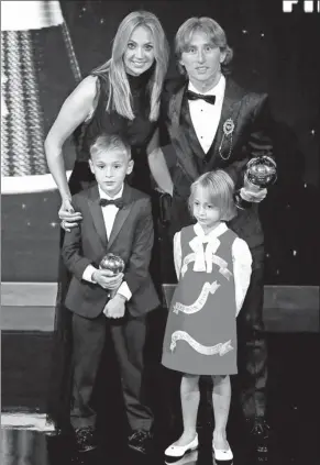  ?? JOHN SIBLEY / REUTERS ?? Luka Modric and his family pose with his FIFA player of the year award at the Royal Festival Hall in London on Monday night.