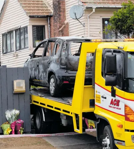  ?? Photo / Sylvie Whinray ?? A burned-out car is removed from the Mt Roskill address where Tania Hadley died.