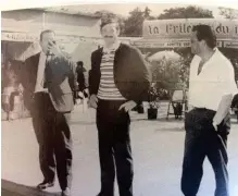  ??  ?? Tradition. Le forain (au milieu) lors de la reprise de la Foire du Trône, en 1964.