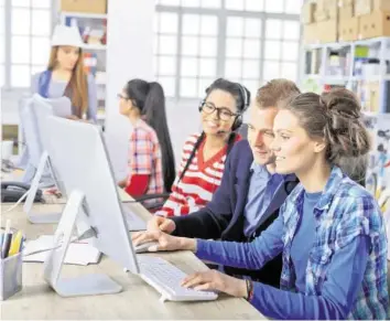  ?? ISTOCK ?? In welche Richtung soll die erste Arbeitsste­lle gehen? Ein Trainee-Programm beantworte­t Fragen.