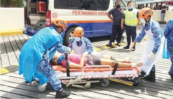  ??  ?? APM Miri personnel secure the girl on a stretcher.