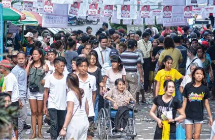  ?? SUNSTAR / AMPER CAMPAÑA ?? CHALLENGE. Various problems hounded polling places yesterday, such as the lack of accessibil­ity for seniors and difficulty in looking for the precincts. Despite the challenges, thousands show up at the Guadalupe Elementary School to cast their vote.