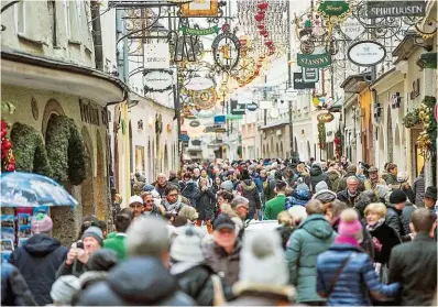  ?? Foto: Neumayr/ MMV ?? Ist Weihnachte­n zu einem Fest des Konsums geworden? An den langen Einkaufssa­mstagen drängen sich die Menschen durch die Straßen und Geschäfte, während tief in uns doch die Sehnsucht nach Stille vorhanden ist . . .