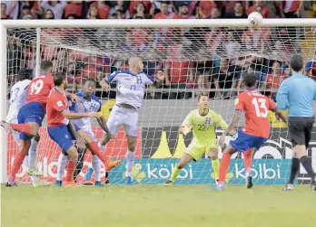  ?? /GETTY IMAGES ?? Kendall Waston (19) anota con golpe de cabeza el gol del 1-1 que dio empate a Costa Rica ante Honduras y la clasificac­ión a la justa de Rusia 2018.