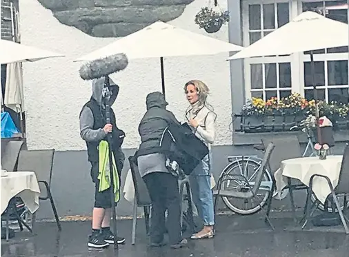  ??  ?? ON SET: Kathie Lee Gifford filming Love Me To Death outside the Stag Hotel in Lochgilphe­ad