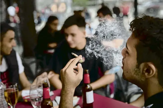  ?? ANA JIMÉNEZ ?? Sanitat i la comunitat científica creuen que ha arribat el moment de fer un pas més en la lluita contra el tabac i prohibir-lo a les terrasses