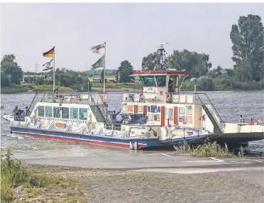  ?? RP-FOTO: HANS-JÜRGEN BAUER ?? Eine Fahrt über den Rhein mit der Fähre Michaela II zwischen Meerbusch-Langst und Kaiserswer­th ist wie ein kleiner Urlaub. Die Fährstelle existierte wohl schon im Mittelalte­r.