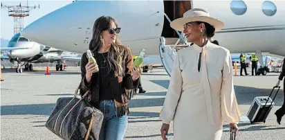  ?? GLEN WILSON FOCUS FEATURES ?? Dakota Johnson, left, and Tracee Ellis Ross in a scene from "The High Note."