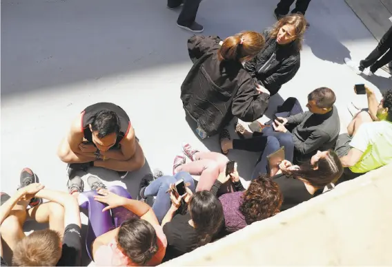  ?? Scott Strazzante / The Chronicle ?? During the heat of the crisis, as police respond to the active-shooter emergency, people huddle on a ramp outside YouTube headquarte­rs in San Bruno.