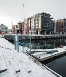  ?? ?? СЛУЧАЙНО УПАСТь В ВОДУ НЕВОЗМОЖНО: опасность возникает только в том случае, если вы намеренно подходите слишком близко к краю набережной.