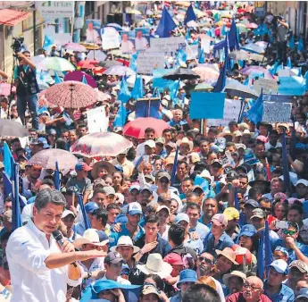  ??  ?? RESPALDO. Los olanchanos le expresaron su apoyo al presidente Hernández.