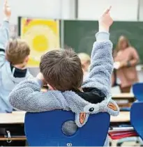  ??  ?? In den Schulen entscheide­t sich die Zukunft des Landes, doch vielerorts fehlen Lehrer. Archiv-foto: Peter Steffen