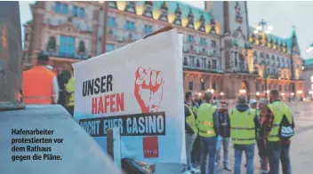  ?? ?? Hafenarbei­ter protestier­ten vor dem Rathaus gegen die Pläne.