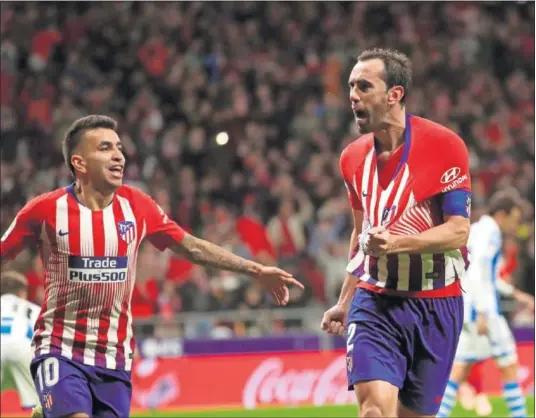  ??  ?? RABIA. Godín celebra el 1-0 ante la Real Sociedad agarrando su camiseta y mostrando el escudo del Atlético.