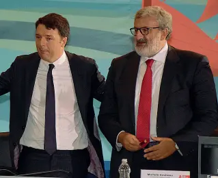  ??  ?? A sinistra Matteo Renzi, a destra Michele Emiliano, all’inaugurazi­one della Fiera del Levante