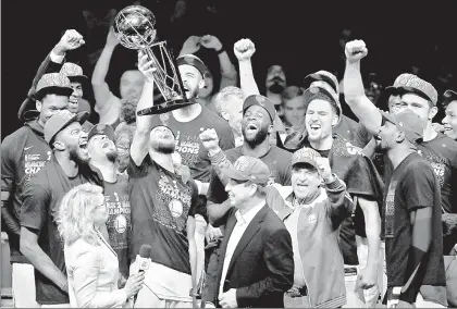  ?? Foto Afp ?? Stephen Curry celebra el triunfo de los Golden State Warriors mientras levanta el trofeo Larry O’Brien