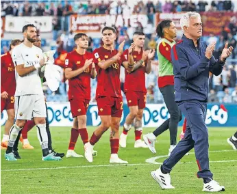  ?? ?? José Mourinho e a equipa romana agradecem o apoio dos seus adeptos