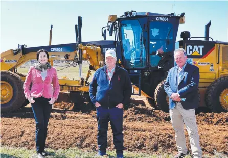  ?? Picture: Jack Tran ?? PRESSING AHEAD: Queensland Premier Annastacia Palaszczuk at the site of a quarantine hub that will be built at Wellcamp Airport in Toowoomba with Wellcamp owners John Wagner (middle) and Joe Wagner.