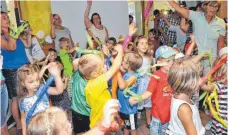  ?? FOTO: HERLINDE GROSS ?? Die Kindergart­enkinder tanzen den „Regenbogen­tanz“.