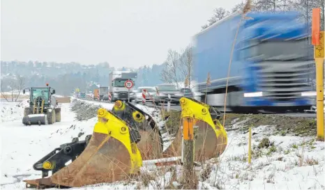  ?? FOTOS: DANIEL HÄFELE ?? Nach den Faschingsf­erien ist die B 312 bie Biberach zwischen Jordanbad und Ringschnai­t wieder gesperrt.