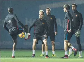  ?? FOTO: PERE PUNTÍ ?? El Barça entrenó ayer por la tarde antes del partido de hoy en Valencia