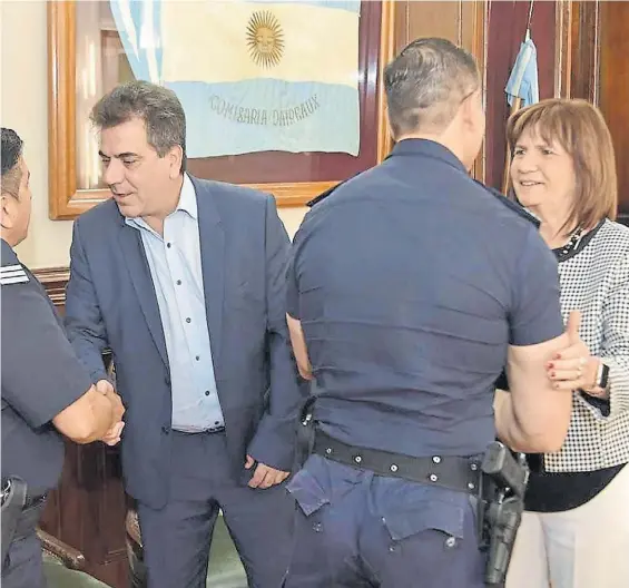  ??  ?? Saludo. Los ministros de seguridad de Nación, Patricia Bullrich y de la provincia de Buenos Ares, Cristian Ritondo, junto a policías.