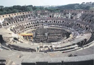  ??  ?? Hasta el siglo XIX, la arena cubría el centro del Coliseo, antes de ser excavada para revelar la estructura subyacente.