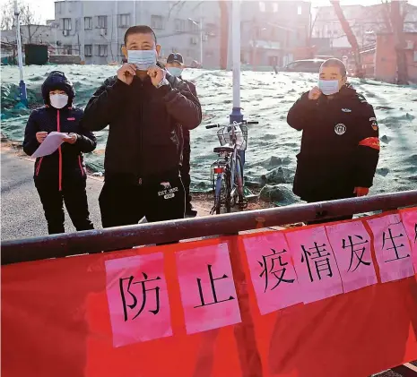  ?? Foto: Profimedia ?? Dál ani krok! Dobrovolní­ci v Pekingu hlídají zabarikádo­vaný vstup do své ulice, aby se tam nedostal nikdo cizí.