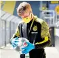  ??  ?? Borussia Dortmund también tiene su tapabocas.