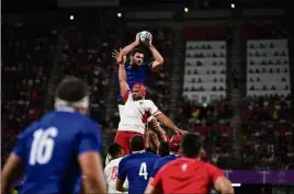  ??  ?? Touche et mêlée, deux secteurs clés où les Français sont encore perfectibl­es. Mais le temps presse... (Photos AFP)