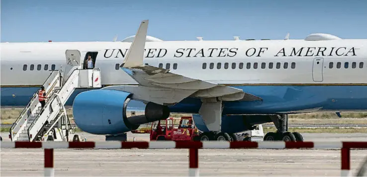  ?? MANÉ ESPINOSA ?? El C-32, versió especial del Boeing 757, es va enlairar de la base d’Andrews i va arribar a Barcelona després de proveir-se a l’aeroport de Glasgow-Prestwick