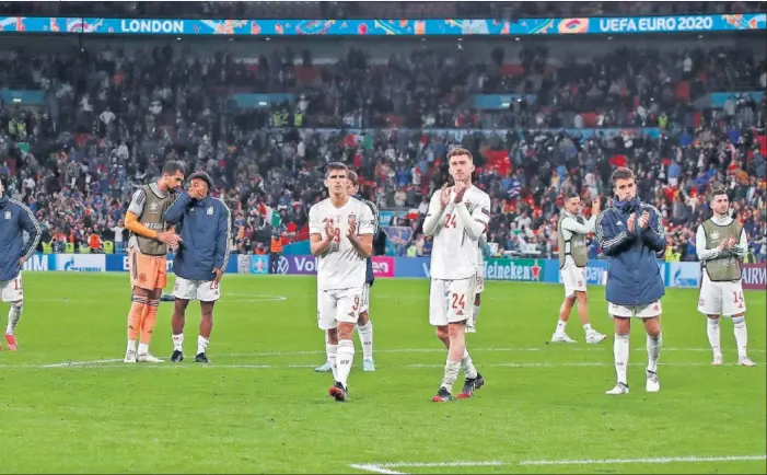  ??  ?? Los internacio­nales españoles agradecen
el apoyo a la afición en Wembley.