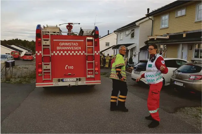  ?? FOTO: BAARD LARSEN/FROLENDING­EN ?? SPERRET : Grunnet røyklukt og gasser er ikke huset beboelig natt til mandag. Helse var på stedet og sjekket tre personer som hadde fått i seg i noe røyk.