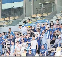  ?? MANUEL ARANDA ?? La afición azulina arropará el domingo al Xerez CD en Coria.