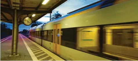  ?? Foto: Henning Kaiser, dpa ?? Am Kamener Bahnhof (Foto) ist ein zweijährig­es Mädchen durch eine Flasche, die aus einem Zug geworfen worden war, lebensgefä­hrlich verletzt worden. Der Flaschenwe­rfer hat nun seine Tat gestanden.