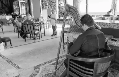  ??  ?? Harp music accompanie­s breakfast.