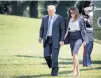  ??  ?? Polémica. Donald Trump y su esposa Melania en la Casa Blanca, donde el mandatario volvió a desacredit­ar a las agencias de inteligenc­ia.