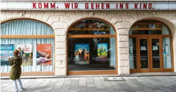  ?? Foto: Sven Hoppe, dpa ?? „Komm, wir gehen ins Kino“– legt ein Kino in München hier den Menschen nahe. Aber senken die aktuellen Lockerunge­n der Co‰ rona‰Maßnahmen in Bayern die Schwellen für den Besuch und helfen den Betreibern damit wirklich?