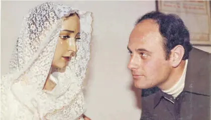  ?? ARCHIVO FRAY RICARDO DE CÖRDOBA ?? Fotos históricas
Fray Ricardo junto a la Virgen de la Encarnació­n, recién llegada a la hermandad del Amor.