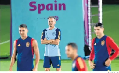  ?? NEIL HALL / EFE ?? Luis Enrique observa con media sonrisa uno de los rondos habituales en los entrenamie­ntos de su equipo.