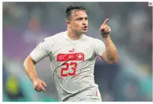  ?? AP ?? PROVOCADOR. Xherdan Shaqiri enfureció a la parcialida­d serbia luego de marcar el primer gol del juego.