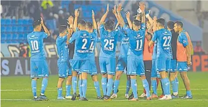  ?? (NICOLÁS BRAVO) ?? Despedida agridulce en Alberdi. El sábado a la noche, los futbolista­s de Belgrano tras el 0-0.