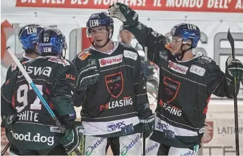  ?? Foto: Siegfried Kerpf ?? Der Dolomitenc­up ging richtig gut los für die Augsburger Panther (v. l.): Matt White, Adam Payerl und Simon Sezemsky freuen sich über den 3:0 Erfolg im Auftaktspi­el gegen Bozen.