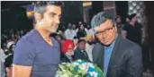  ??  ?? Hindustan Times Managing Editor Soumya Bhattachar­ya presenting a bouquet to panelist Gautam Gambhir, captain of Kolkata Knight Riders