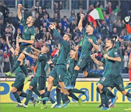  ??  ?? Los internacio­nales italianos celebran la clasificac­ión a la Eurocopa ayer en el Olímpico de Roma.